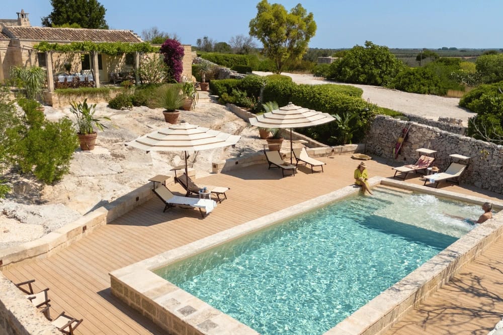 Piscine et terrasse de la Masseria Maison Fenestraz dans les Pouilles