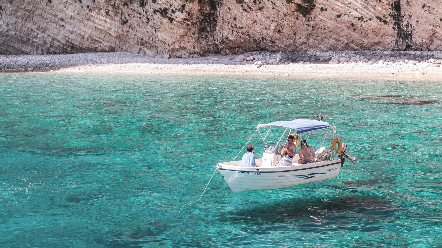 Gita in barca in una caletta turchese del Salento